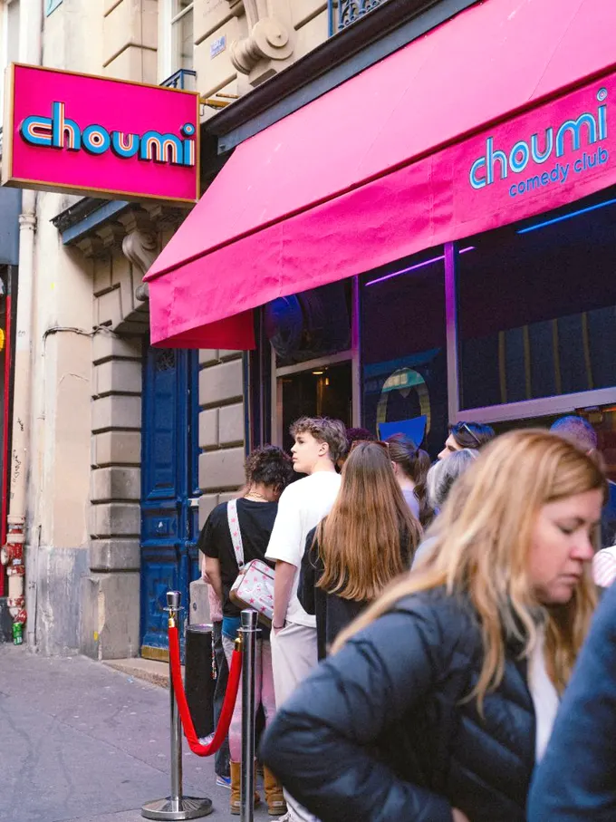 La façade rose du Choumi, rue des Martyrs